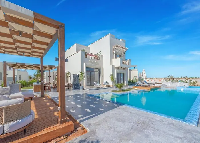 The Azure Waterfront 4br At Cyan Range Elgouna فيلة