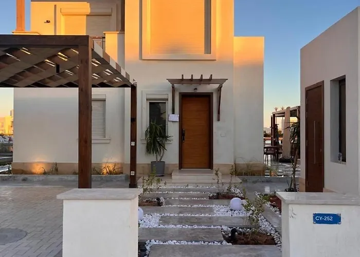 The Azure Waterfront 4br At Cyan Range Elgouna فيلة